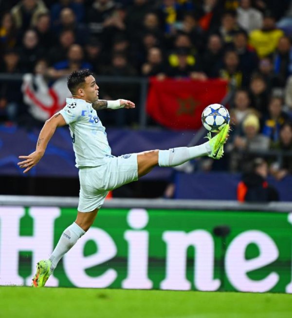 配资公司100强 劳塔罗屡失良机，泽林斯基世界波，国米逃红2-1绝杀维罗纳