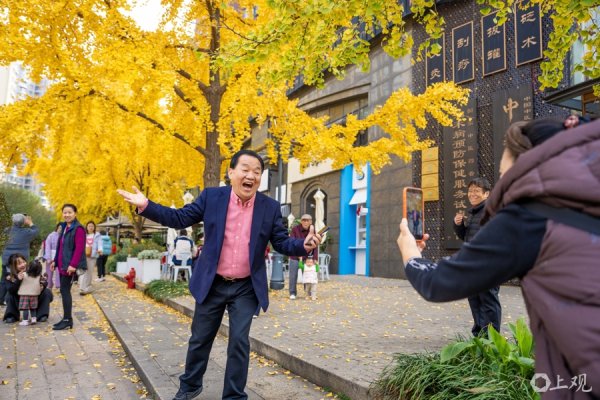 配资公司100强 【城事】申城落叶不扫 六旬沪爷在金色浪漫中高歌起舞